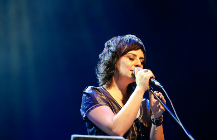 Fernanda Takai se apresentará sozinha, com voz, violão e piano, repassando músicas do Pato Fu, que recentemente completou 25 anos de atividades. Foto: Vitor Maciel/Divulgação/