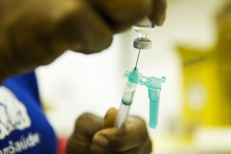 Postos de saúde irão abrir neste sábado (1°) para vacinar crianças contra pólio e sarampo; orientação vale para todos os municípios que não atingiram a meta de imunizar 95% do público-alvo. Foto: Tomaz Silva/Agência Brasil/Tomaz Silva/Agência Brasil Postos de saúde irão abrir neste sábado (1°) para vacinar crianças contra pólio e sarampo; orientação vale para todos os municípios que não atingiram a meta de imunizar 95% do público-alvo. Foto: Tomaz Silva/Agência Brasil/Tomaz Silva/Agência Brasil