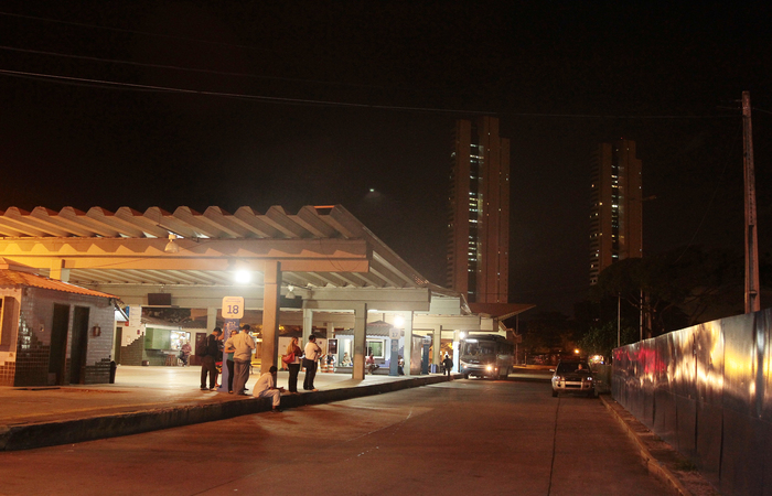 O assalto com viol&ecirc;ncia acontece na noite desta segunda (3) no Terminal do Cais de Santa Rita. Imagem: Nando Chiapetta/DP/
