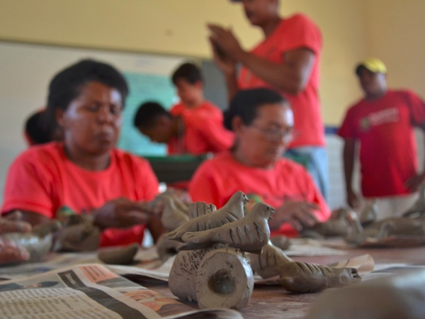 Muitos trabalhadores recorrem aos trabalhos manuais como fonte de renda, no período da entressafra.
Fotos: Jhenny Andrade/Cortesia.
