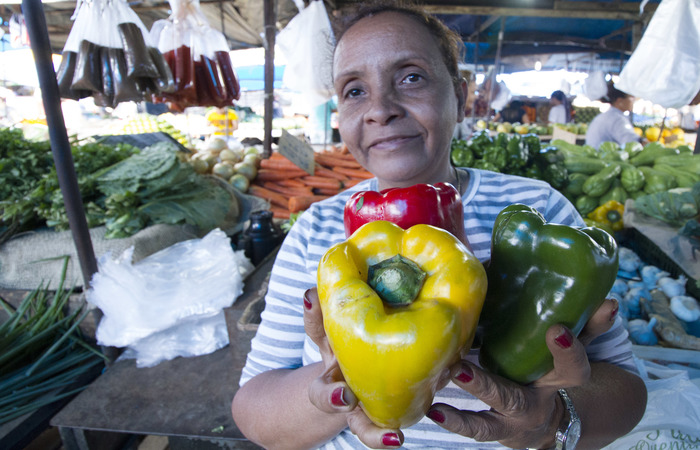 Feirante Rosani Alves trabalha vendendo verduras. Foto: Leo Malafaia/Esp.DP/ Feirante Rosani Alves trabalha vendendo verduras. Foto: Leo Malafaia/Esp.DP/