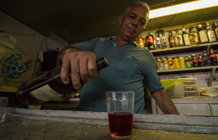 Há dez anos, Carlos adquiriu um quiosque no local. Foto: Leo Malafaia/Esp.DP