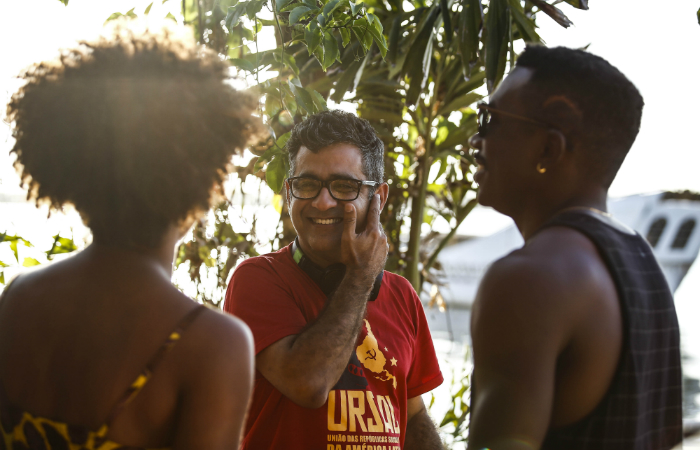Hilton Lacerda em conversa com os atores Safira Moreira e Leandro Villa.