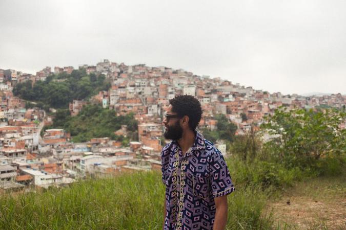 Emicida fala de respeito ao próximo e da beleza de pequenas coisas em 'Amora' (foto: Ênio Cesar/Divulgação)/