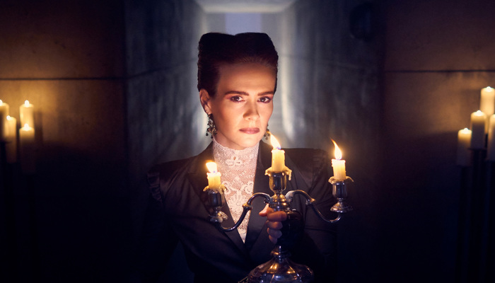 Neste ano, a atriz Sarah Pulson encara a tarefa de interpretar três personagens distintos. Foto: Divulgação