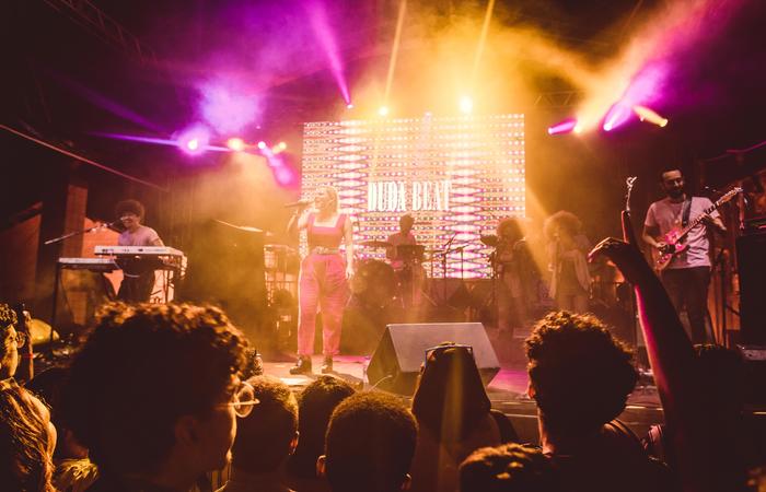 Pernambucana Duda Beat cantou m&uacute;sicas do seu primeiro &aacute;lbum, Sinto Muito - Foto: Helena Yoshioka/Divulga&ccedil;&atilde;o/