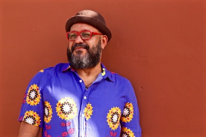 "Você ouve, vai dançando e se envolve. Mas se for prestar atenção ao que está sendo dito, são questões para fazer pensar", propõe. Foto:  Marília Pinheiro/Divulgação/
