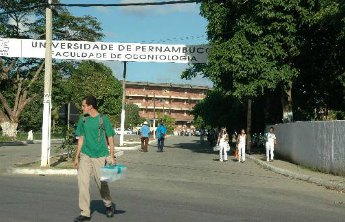 Estudantes e professores denunciam que são assaltados ao se dirigir a parada de ônibus em frente ao prédio da faculdade. Imagem: Arquivo/DP