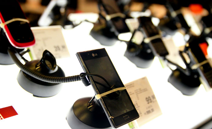 Boa parte dos produtos enviados pela Casas Bahia s&atilde;o itens leves, como celulares. Foto: Annaclarice Almeida/DP/D.A Press/Foto: Annaclarice Almeida/DP/D.A Press