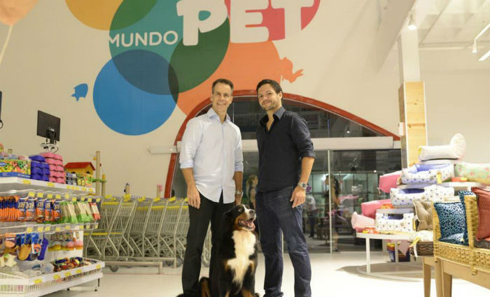 André Bastos e o sócio Alain Michel: espaço destinado a entretenimento, onde a venda é uma consequência. Foto:Mundo Pet/Divulgacao/ André Bastos e o sócio Alain Michel: espaço destinado a entretenimento, onde a venda é uma consequência. Foto:Mundo Pet/Divulgacao/