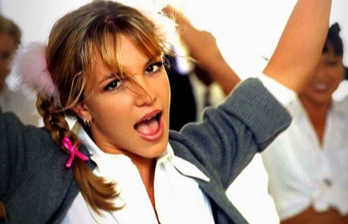Clipe de ...Baby One More Time foi um marco para o pop teen dos anos 1990. Foto: YouTube/Reprodução/ Clipe de ...Baby One More Time foi um marco para o pop teen dos anos 1990. Foto: YouTube/Reprodução/