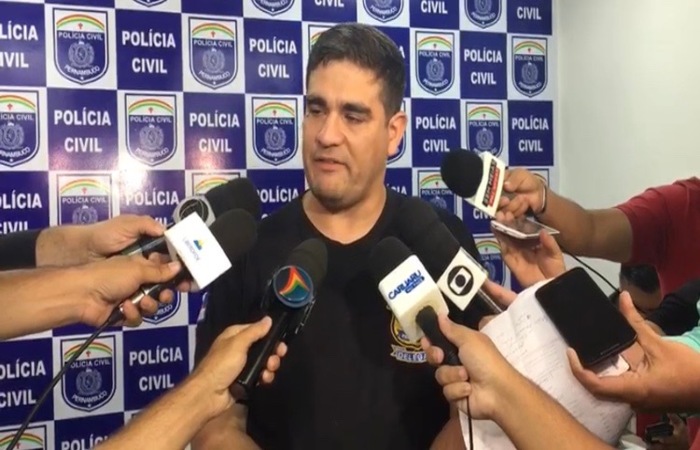 Delegado Rodolfo Barcelar disse que espera contar com a ajuda da popula&ccedil;&atilde;o para prender os outros envolvidos que est&atilde;o foragidos. Imagem: Pol&iacute;cia Civil/Divulga&ccedil;&atilde;o/