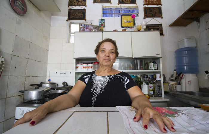 Denize Machado, 71, reside no bairro há 33 anos e montou seu próprio negócio. Foto: Leo Malafaia/Esp. DP.