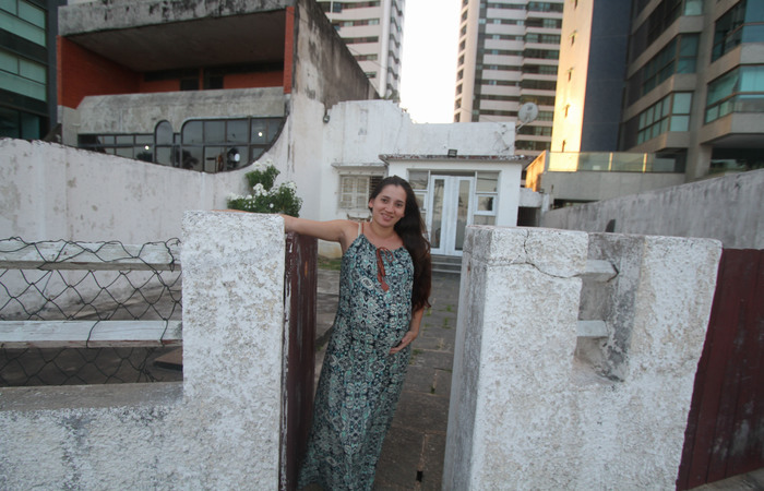 Karine Ane Santos, 22, e sua família vivem no número 52 há três anos, de frente para o mar e cercados por prédios. Foto: Nando Chiappetta/DP/ Karine Ane Santos, 22, e sua família vivem no número 52 há três anos, de frente para o mar e cercados por prédios. Foto: Nando Chiappetta/DP/