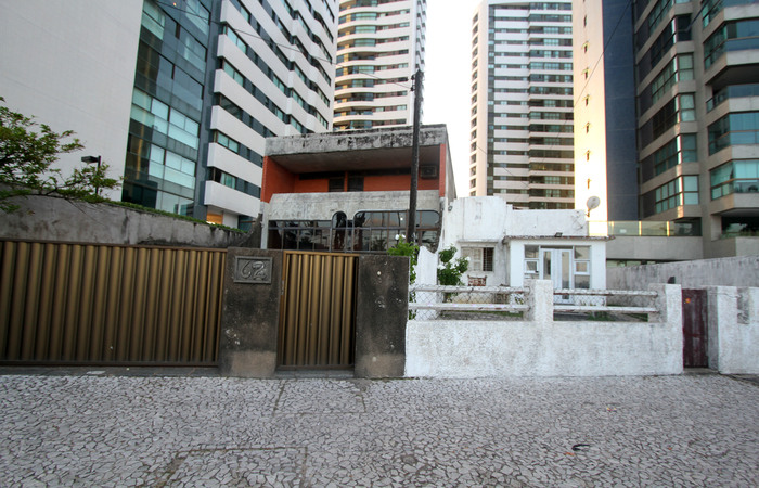 A casa ao lado, a 62, pertence ao mesmo dono da 52 e está desabitada. Foto: Nando Chiappetta/DP