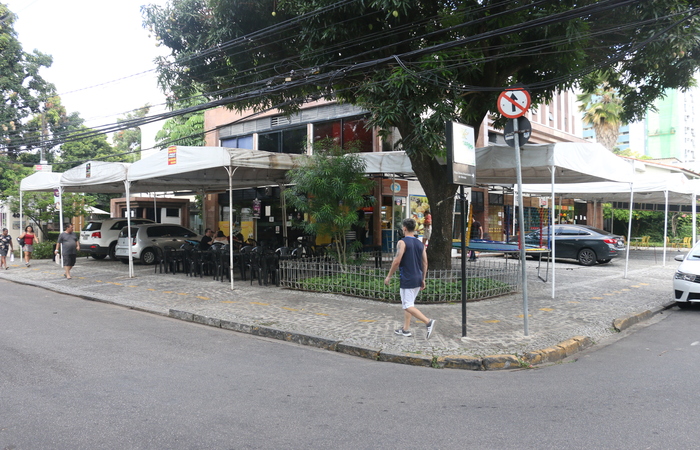 Empreendimentos se instalaram ao redor do espaço público. Um deles é o de Daniel Dantas, que já está analisando novos investimentos para o seu bar: o Na Praça. Foto: Gabriel Melo/Esp. DP/