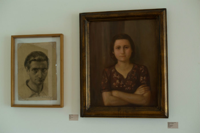 Autorretrato de La Greca e pintura da esposa Silvia Decussati, que também era pintora. Foto: Camila Pifano/Esp DP