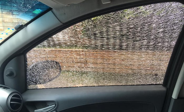 Foto feito pela vítima que vidro do carro quebrado. Divulgação/