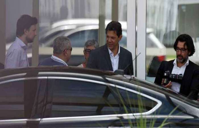 O candidato do PT visita a sede da CNBB, em Brasília: inflexão religiosa na campanha do segundo turno
(foto: Ed Alves/CB/D.A Press)