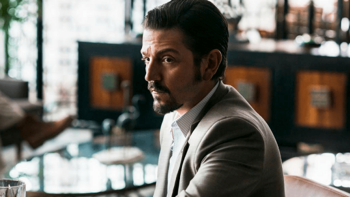 A narrativa explora a ascens&atilde;o do cartel mexicano no per&iacute;odo em que Miguel F&eacute;lix Gallardo, vivido por Diego Luna. Foto: Netflix/Divulga&ccedil;&atilde;o./