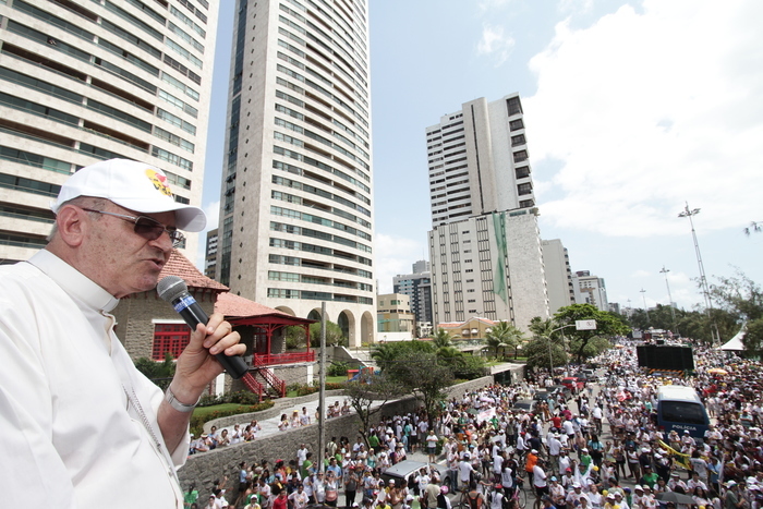 Dom Fernando Saburido pediu que fiéis não usem camisas com propaganda política e que não façam panfletagem. Foto: Alcione Ferreira/DP/