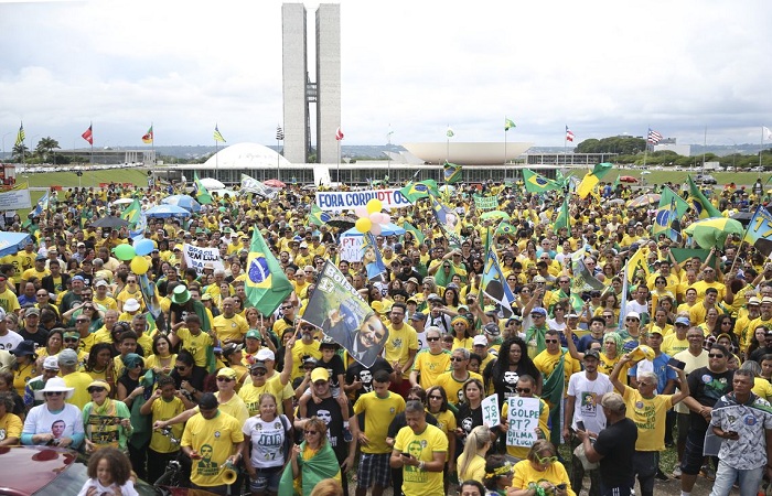 Em Brasília, centenas de manifestantes se reuniram e, durante o evento, fizeram discursos contra a corrupção, a ideologia de gênero e a favor da %u201Cfamília tradicional%u201D. Foto: José Cruz/Agência Brasil/