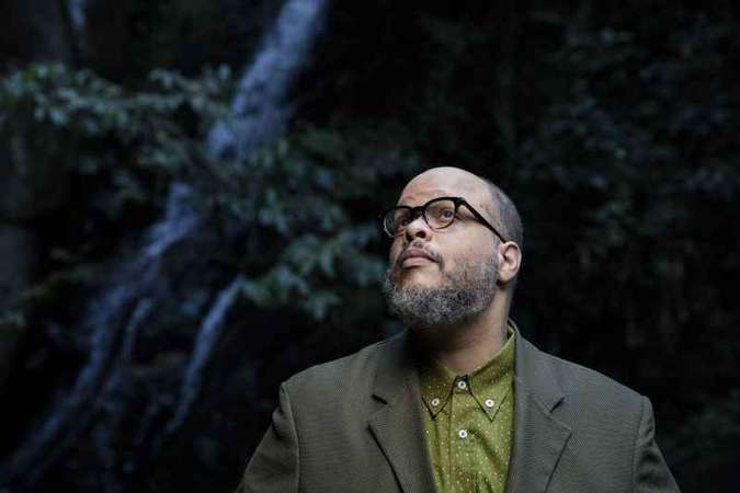 Criado e crescido ao som de jazz, blues, soul e funk, o artista resolveu incorporar os estilos em sua sonoridade. Foto: Stefano Martini/Divulgação/