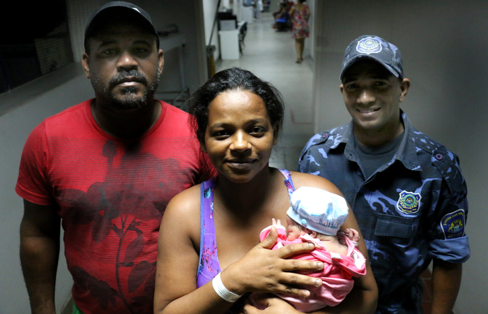 O guarda Edivaldo (de farda), Ilka e o marido felizes com a chegada do bebê. Imagem: Gabriel Melo/Esp DP/