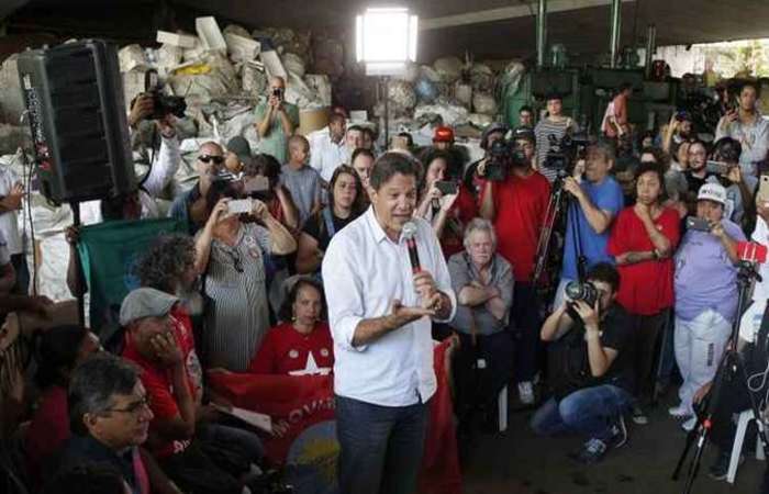 O postulante do PT esteve em São Paulo e continua apostando nas ruas para ganhar votos
(foto: Miguel Schincariol/ AFP)/ O postulante do PT esteve em São Paulo e continua apostando nas ruas para ganhar votos
(foto: Miguel Schincariol/ AFP)/