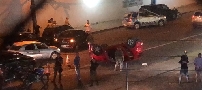 Por motivos ainda não informados, um carro capotou na Torre e uma mulher ficou presa nas ferragens. Foto: Anchielly Florêncio/Cortesia_/ Por motivos ainda não informados, um carro capotou na Torre e uma mulher ficou presa nas ferragens. Foto: Anchielly Florêncio/Cortesia_/