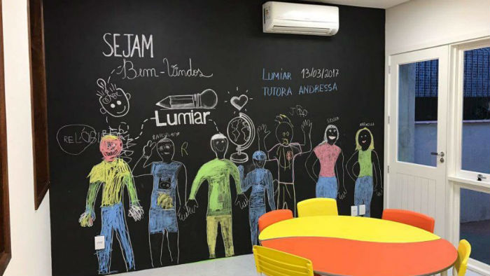 Nas escolas Lumiar, os alunos trabalham livremente em três ou quatro projetos diferentes diariamente. Foto: Divulgação.