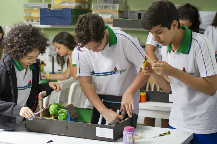 Colocar a mão na massa, com ou sem o uso de tecnologia, ajuda no processo educativo. Foto: Léo Malafaia/Esp. DP.