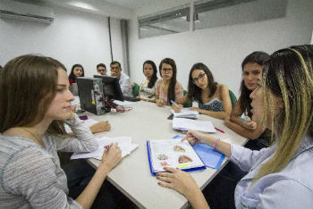Método de Aprendizagem Baseada em Problemas trabalha com pequenos grupos. Foto: Léo Malafaia/Esp. DP.