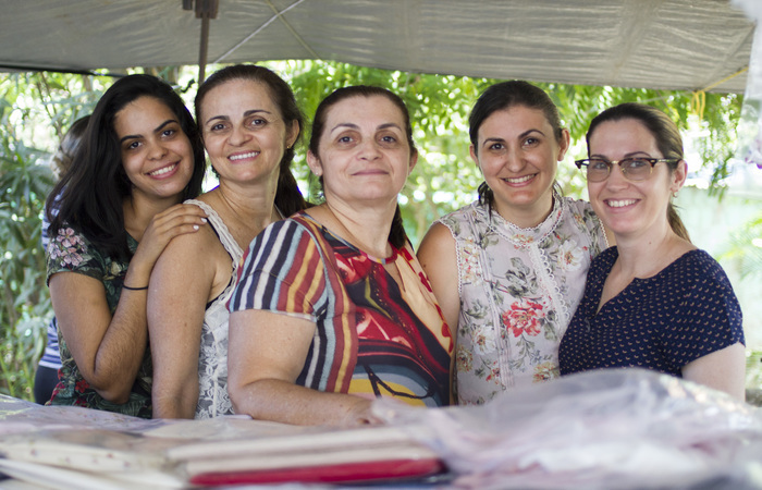 Ketyllen, Cláudia, Cida, Gabriela e Monalisa: uma família unida pela arte do bordado. Foto: Leo Malafaia/Esp. Dp./ Ketyllen, Cláudia, Cida, Gabriela e Monalisa: uma família unida pela arte do bordado. Foto: Leo Malafaia/Esp. Dp./