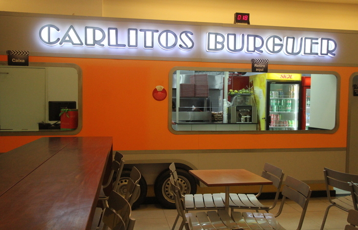 Carlos Cavalcanti, dono do Carlitos Burguer, resolveu apostar na lanchonete, em 1993, e abandonou uma cantina de escola particular.