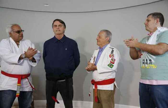 Em casa, o líder das pesquisas se encontra com lutadores de jiu-jitsu: mensagem para acalmar os ânimos da militância com provocações adversárias
(foto: Fernando Frazão/Agência Brasil)/ Em casa, o líder das pesquisas se encontra com lutadores de jiu-jitsu: mensagem para acalmar os ânimos da militância com provocações adversárias
(foto: Fernando Frazão/Agência Brasil)/