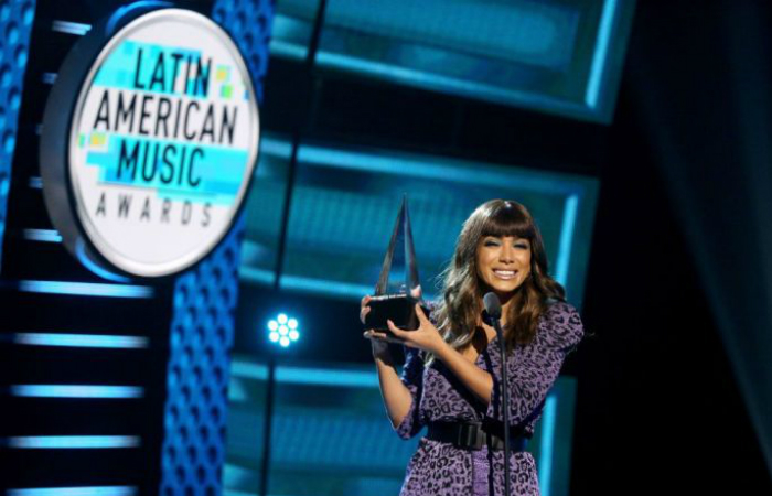 Ao subir ao palco para receber a estatueta, Anitta pareceu não esperar pela prêmio. Foto: Telemundo/Divulgação/ Ao subir ao palco para receber a estatueta, Anitta pareceu não esperar pela prêmio. Foto: Telemundo/Divulgação/