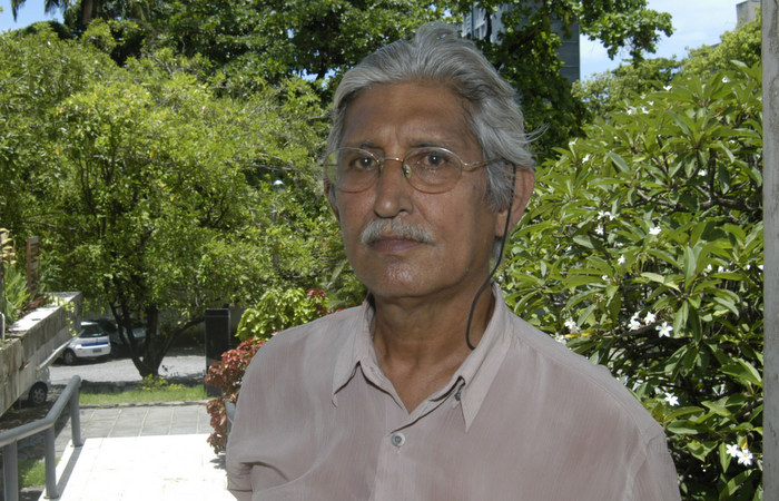 Livro reúne poemas que utilizam da forma de escrita do poeta Alberto Cunha de Melo. Foto: Julio Jacobina / DP/ Livro reúne poemas que utilizam da forma de escrita do poeta Alberto Cunha de Melo. Foto: Julio Jacobina / DP/