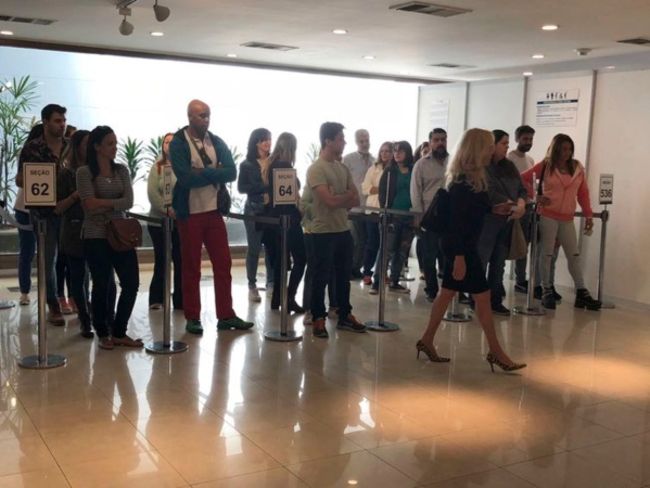 Eleitores brasileiros na embaixada em Buenos Aires.
Foto: Monica Yanakiew/Arquivo Agência Brasil./Eleitores brasileiros na embaixada em Buenos Aires.
Foto: Monica Yanakiew/Arquivo Agência Brasil. Eleitores brasileiros na embaixada em Buenos Aires.
Foto: Monica Yanakiew/Arquivo Agência Brasil./Eleitores brasileiros na embaixada em Buenos Aires.
Foto: Monica Yanakiew/Arquivo Agência Brasil.