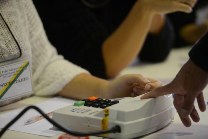 O eleitor que estiver fora do seu domicílio eleitoral precisa justificar a ausência, comparecendo a uma seção eleitoral.
Foto: Tânia Rêgo/Agência Brasil./O eleitor que estiver fora do seu domicílio eleitoral precisa justificar a ausência, comparecendo a uma seção eleitoral.
Foto: Tânia Rêgo/Agência Brasil. O eleitor que estiver fora do seu domicílio eleitoral precisa justificar a ausência, comparecendo a uma seção eleitoral.
Foto: Tânia Rêgo/Agência Brasil./O eleitor que estiver fora do seu domicílio eleitoral precisa justificar a ausência, comparecendo a uma seção eleitoral.
Foto: Tânia Rêgo/Agência Brasil.