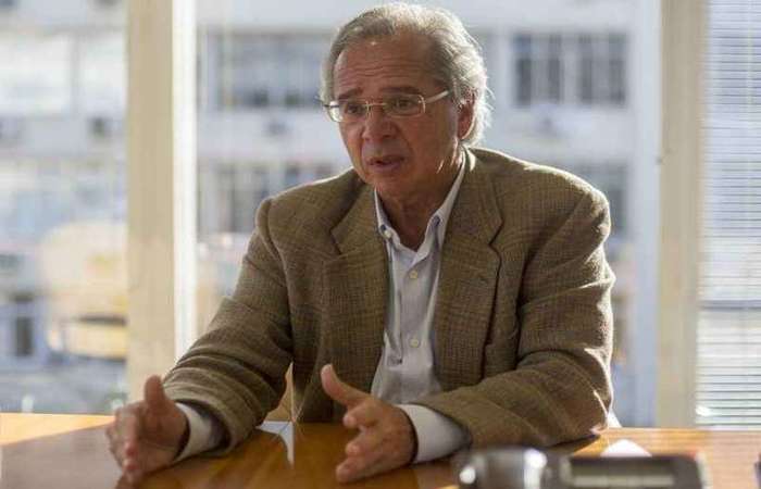 Guedes será o responsável pela nova pasta a ser formada a partir da junção da Fazenda e do Planejamento, como ocorreu no governo Collor
(foto: Daniel Ramalho/AFP)/ Guedes será o responsável pela nova pasta a ser formada a partir da junção da Fazenda e do Planejamento, como ocorreu no governo Collor
(foto: Daniel Ramalho/AFP)/