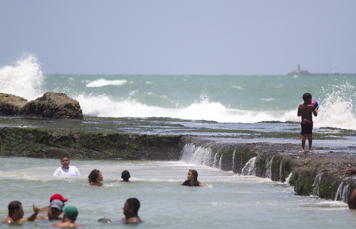 Praia do Buraco da V&eacute;ia, na comunidade da Bras&iacute;lia Teimosa. Foto: Leo Malafaia/Esp.DP/