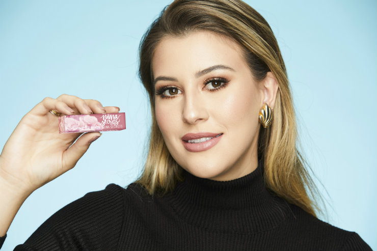 Niina assina batom em parceria com a canadense MAC Cosmetics. Foto: MAC/Divulgação/