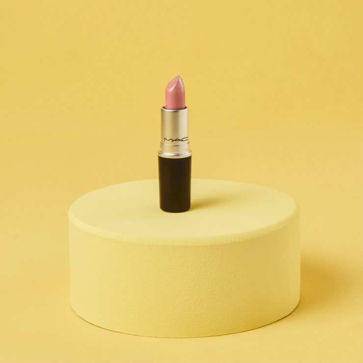 O nude rosado tende a se adaptar aos diferentes tons de pele e cabelo das brasileiras. Foto: MAC/Divulgação