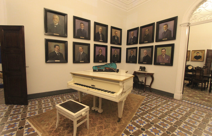 Quadros de Vicente do Rego Monteiro, obras dos acadêmicos da APL, piso com assinatura de Francisco Brennand e painéis do francês Eugène Lassailly são alguns dos destaques. Foto:  Foto: Marina Curcio/ESP. DP/
