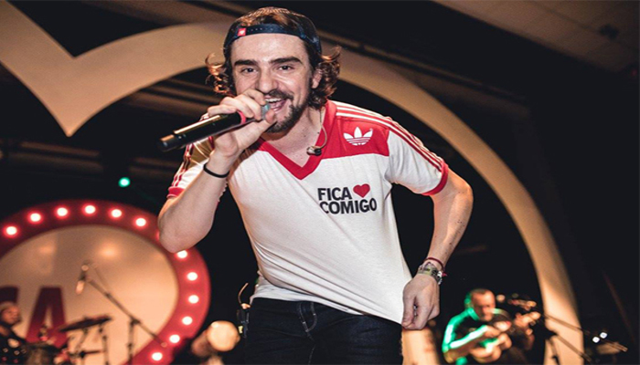 O vocalista Delão Garcia comanda o show repleto de clássicos do pagode dos anos 90. Foto: Reprodução/Internet