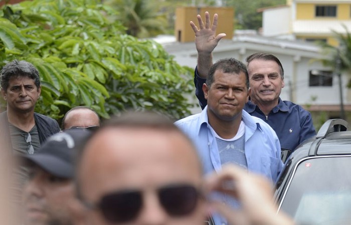 O presidente eleito, Jair Bolsonaro cumprimenta apoiadores em frente à sua casa, na Barra da Tijuca, zona oeste da capital fluminense. Foto: Tomaz Silva/Agência Brasil/ O presidente eleito, Jair Bolsonaro cumprimenta apoiadores em frente à sua casa, na Barra da Tijuca, zona oeste da capital fluminense. Foto: Tomaz Silva/Agência Brasil/