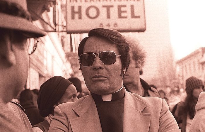 O "reverendo" Jim Jones se apresentava como a reencarnação de Lenin, Jesus Cristo e Buda. Foto: Nancy Wong/Wikimedia Commons/ O "reverendo" Jim Jones se apresentava como a reencarnação de Lenin, Jesus Cristo e Buda. Foto: Nancy Wong/Wikimedia Commons/
