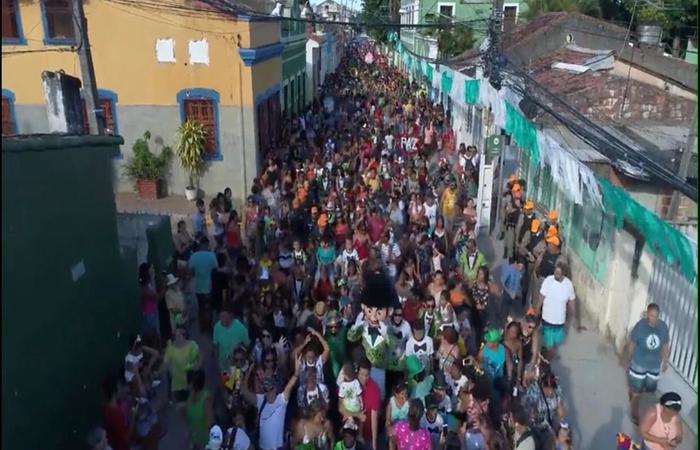 Calunguinha arrastando uma multidão no carnaval olindense. Foto: Homem da Meia-Noite/Arquivo