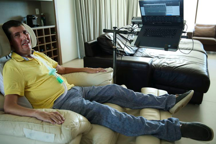 José Afonso Braga, portador de Esclerose Lateral Amiotrófica (ELA), criou um aplicativo prático e intuitivo para ajudar pessoas com a doença degenerativa a se comunicarem, o WeCanSpeak. - José Cruz/Agência Brasil/José Cruz/Agência Brasil